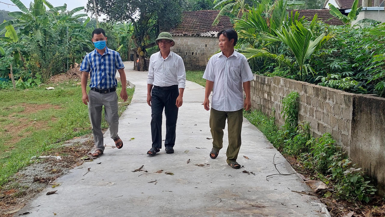 Vợ chồng người nông dân xứ Nghệ bán bò ủng hộ làm đường nông thôn mới