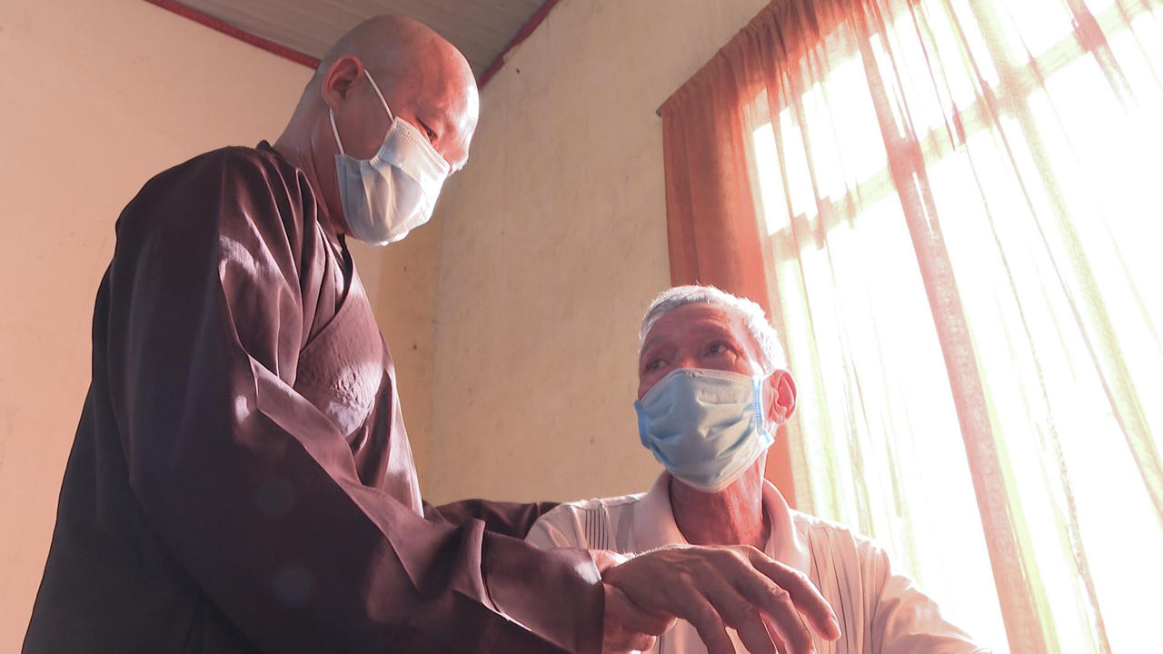 Phòng khám từ thiện chùa Trung Hoà lan toả yêu thương