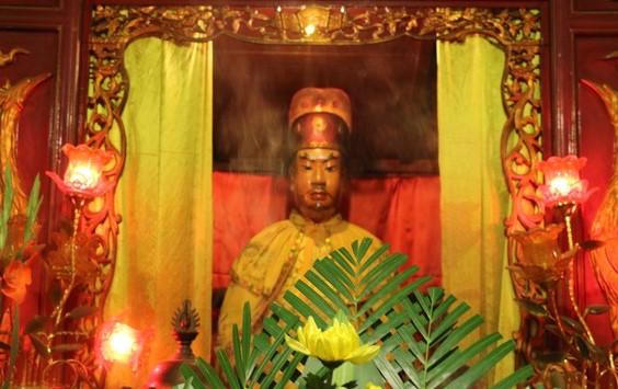 Đền thiêng ngàn tuổi bên núi Quả, sông Lam