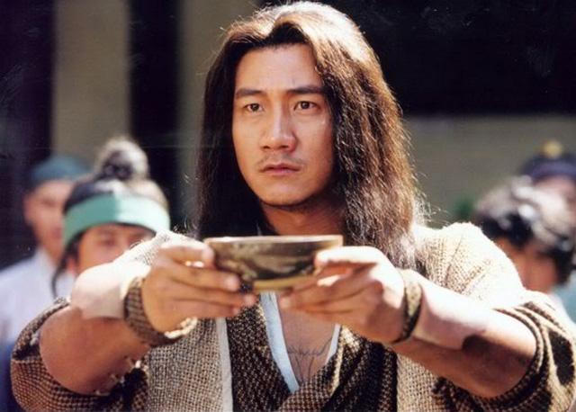 Kiếm hiệp Kim Dung: So tửu lượng Kiều Phong và Lệnh Hồ Xung