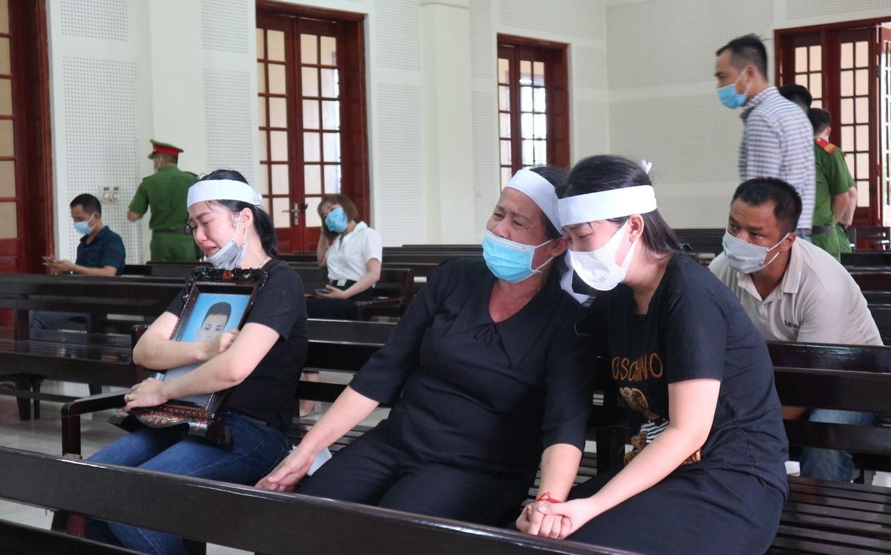 Phút yêng hùng bênh bạn gái ở quán hát trả giá bằng 20 năm tù 