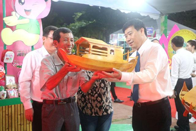 Hướng đi mới ở làng nghề đóng xuồng Bà Đài