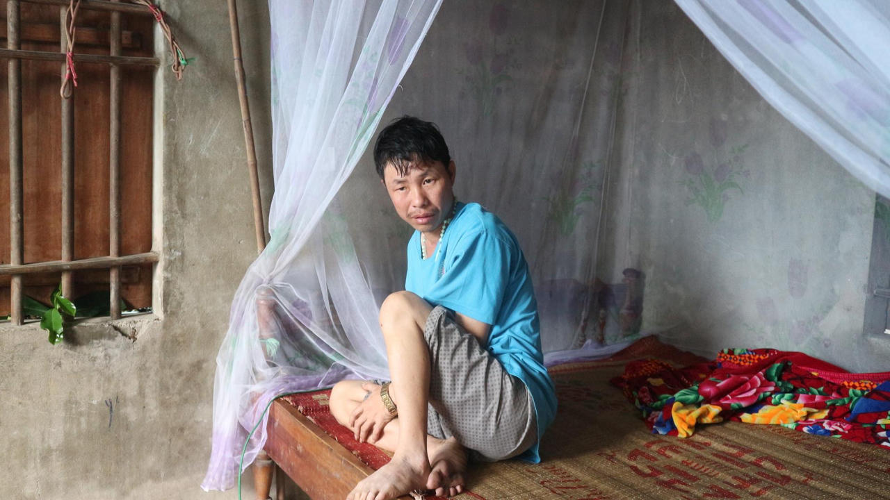 “Chị cả” 16 tuổi gạt nước mắt xin nghỉ học để kiếm tiền chữa bệnh cho cha