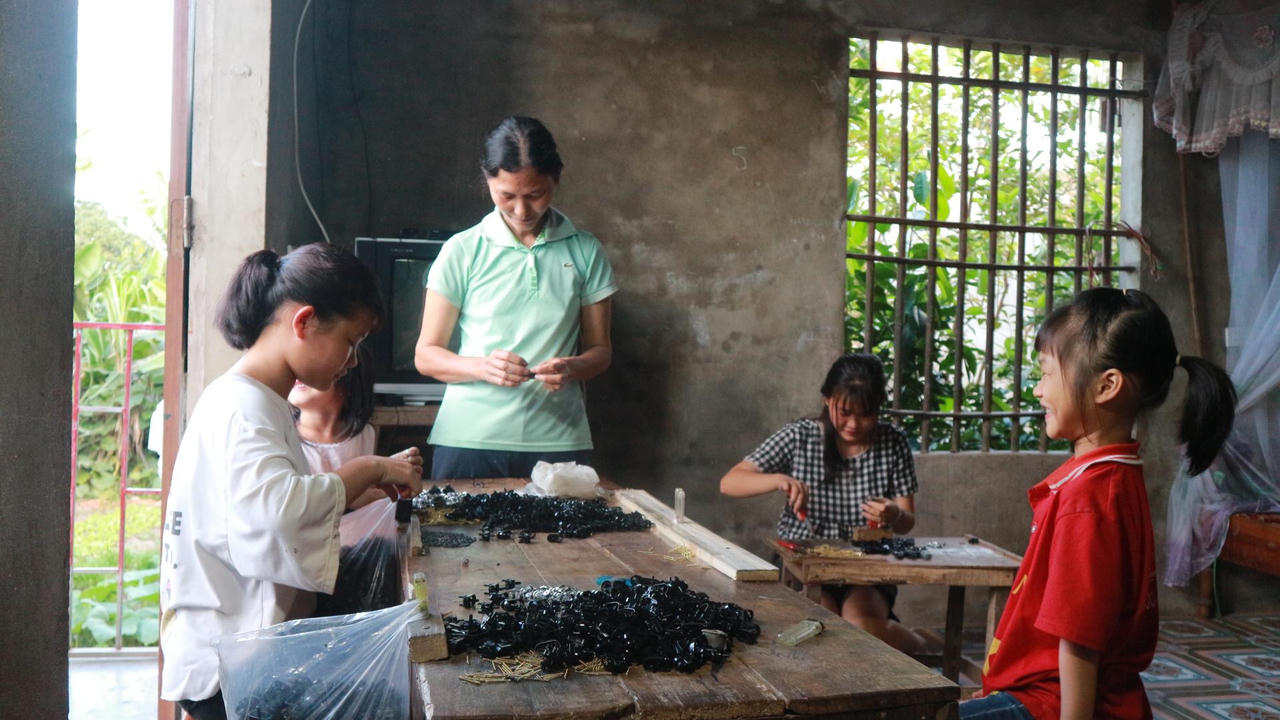 “Chị cả” 16 tuổi gạt nước mắt xin nghỉ học để kiếm tiền chữa bệnh cho cha