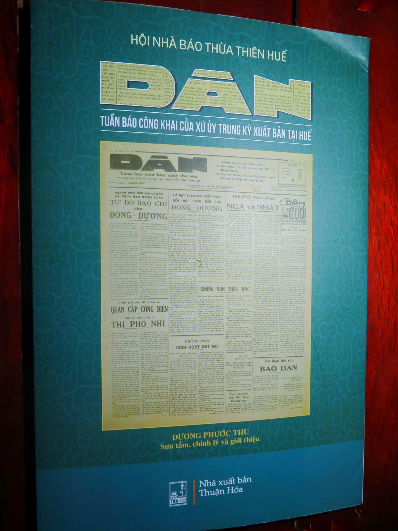 Đằng sau những tờ báo cũ…