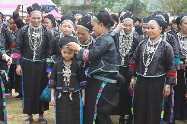 Về Hoàng Su Phì mê đắm nghề chạm khắc bạc truyền thống của người Nùng