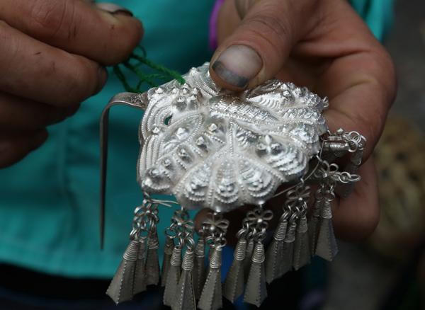 Về Hoàng Su Phì mê đắm nghề chạm khắc bạc truyền thống của người Nùng