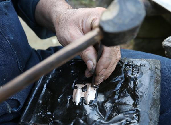 Về Hoàng Su Phì mê đắm nghề chạm khắc bạc truyền thống của người Nùng