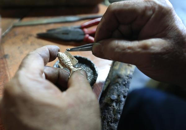 Về Hoàng Su Phì mê đắm nghề chạm khắc bạc truyền thống của người Nùng