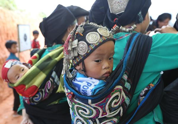 Về Hoàng Su Phì mê đắm nghề chạm khắc bạc truyền thống của người Nùng