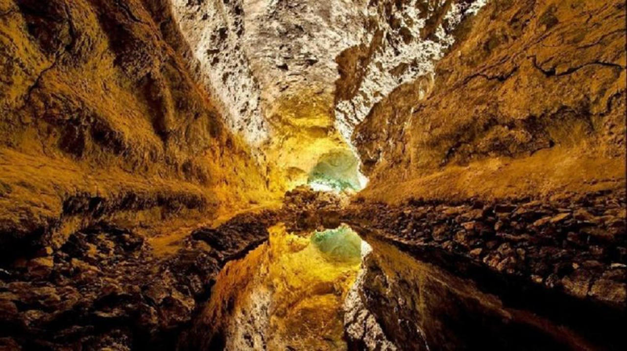 Khám phá núi lửa quy mô bậc nhất Đông Nam Á