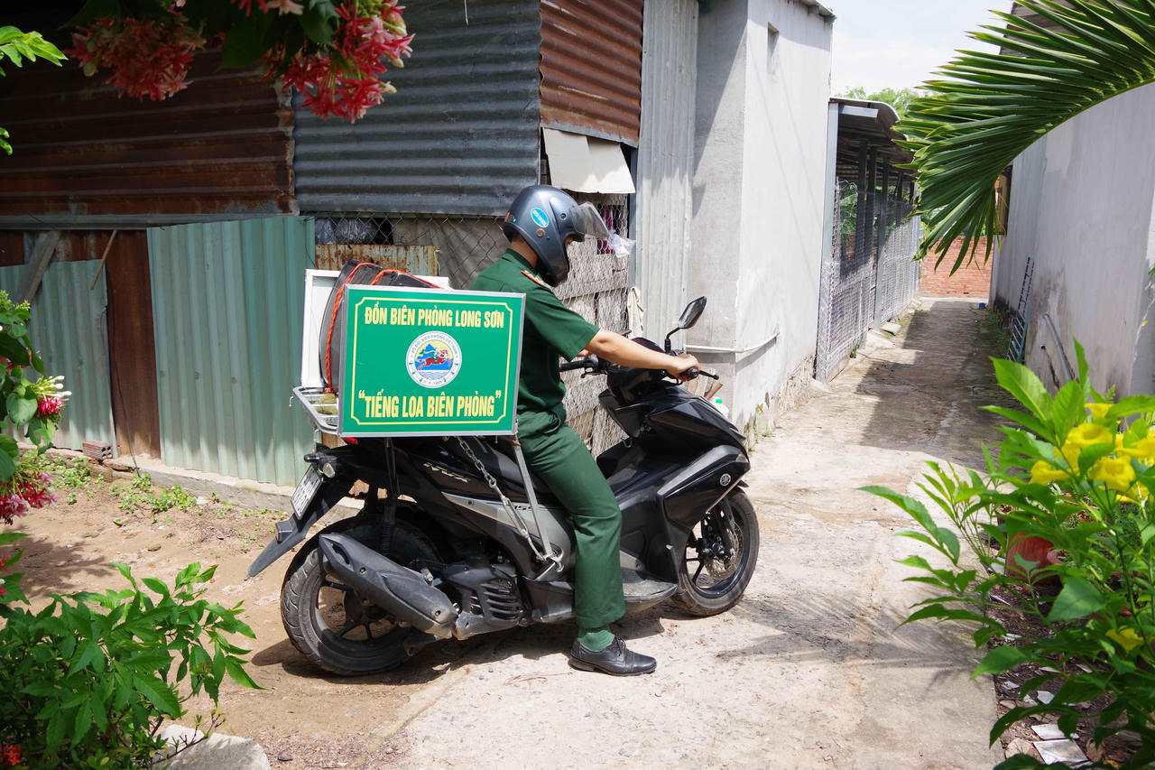 “Tiếng loa Biên phòng” tuyên truyền phòng, chống dịch nơi xã đảo