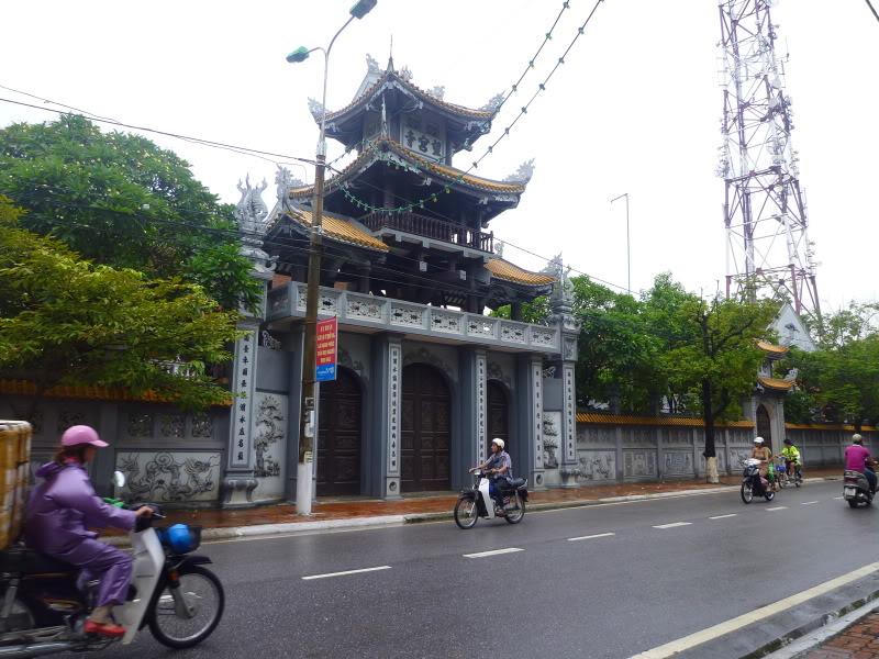 Chiêm bái ngôi chùa vốn là tòa Vọng Cung của Thành Nam xưa