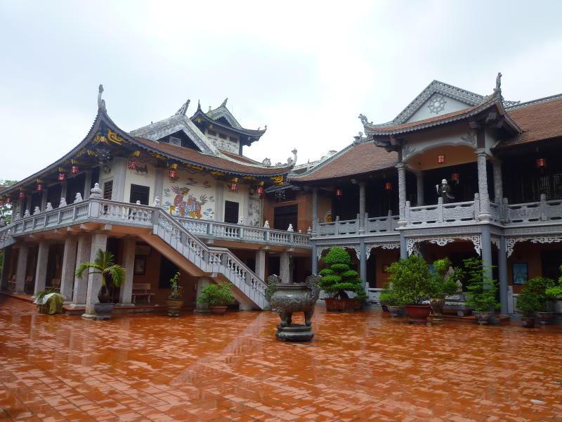 Chiêm bái ngôi chùa vốn là tòa Vọng Cung của Thành Nam xưa