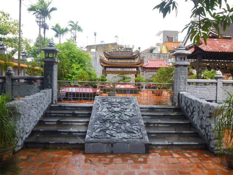 Chiêm bái ngôi chùa vốn là tòa Vọng Cung của Thành Nam xưa