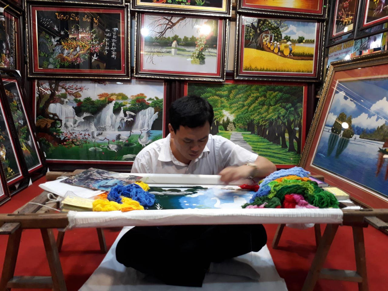 Lay lắt nghề thêu tay truyền thống Bình Lăng