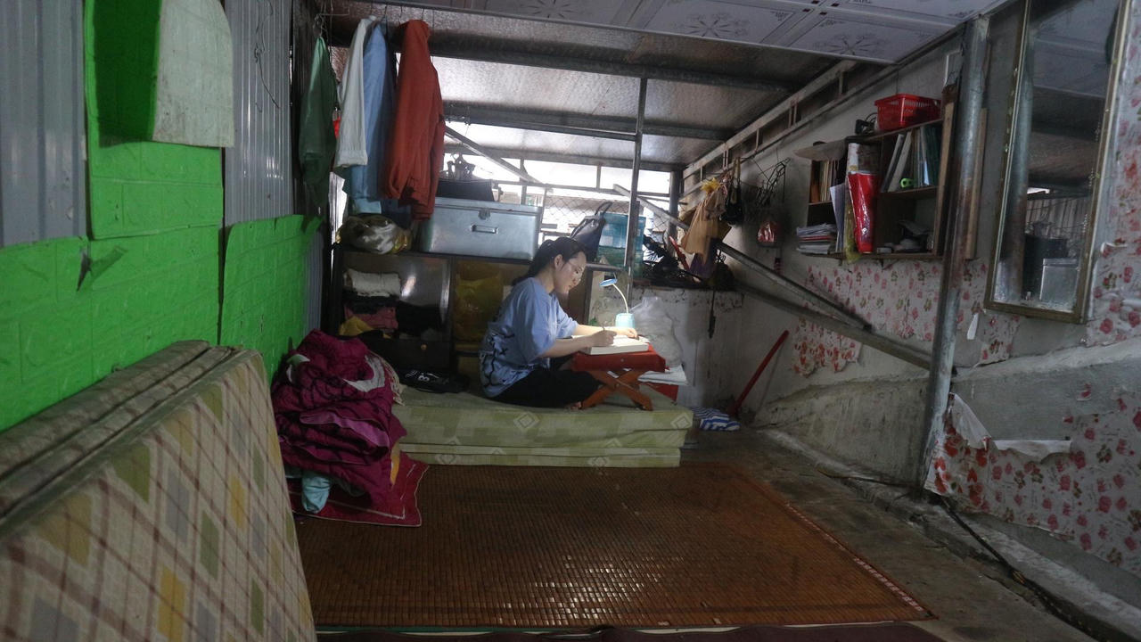 Nữ sinh nghèo xứ Nghệ viết kỳ tích học tập từ căn gác trọ