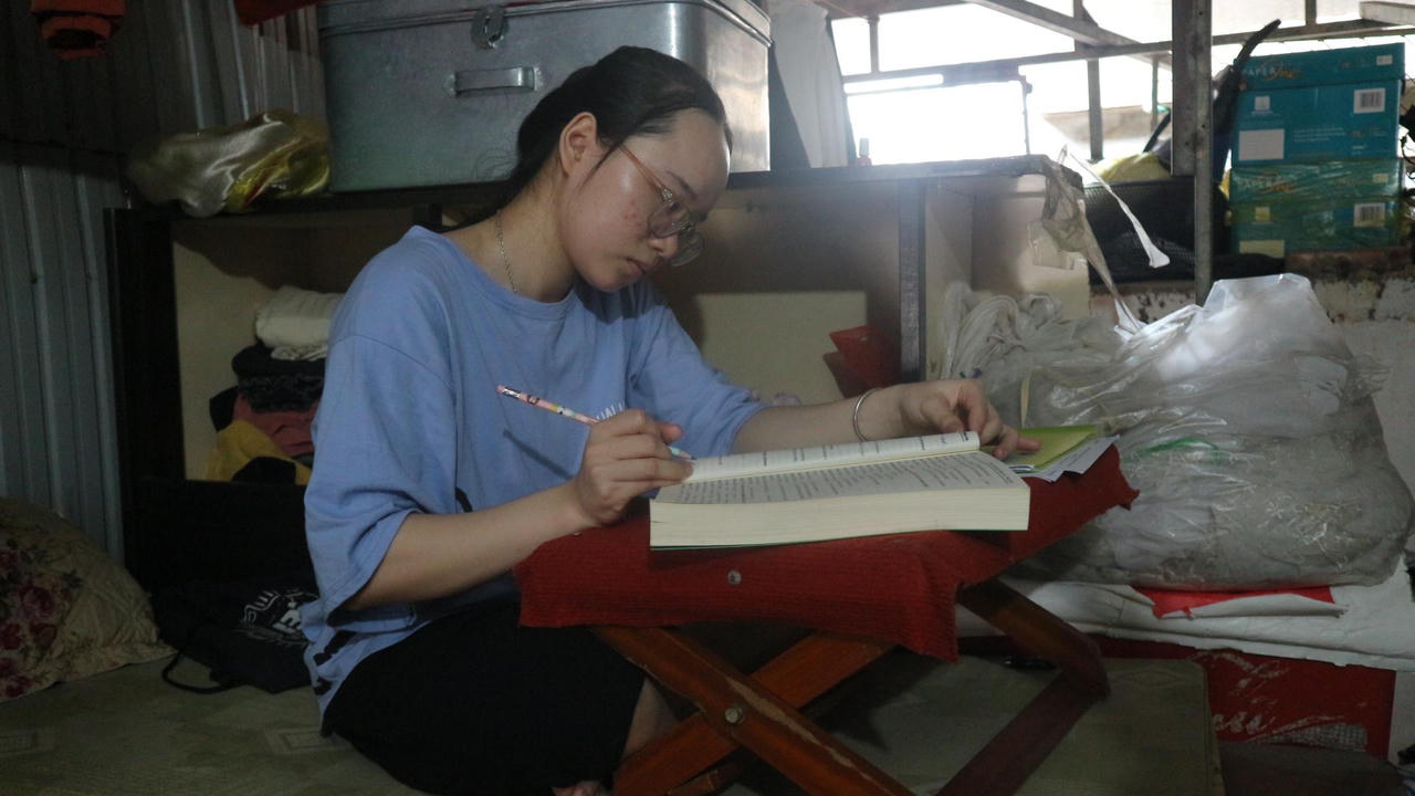 Nữ sinh nghèo xứ Nghệ viết kỳ tích học tập từ căn gác trọ