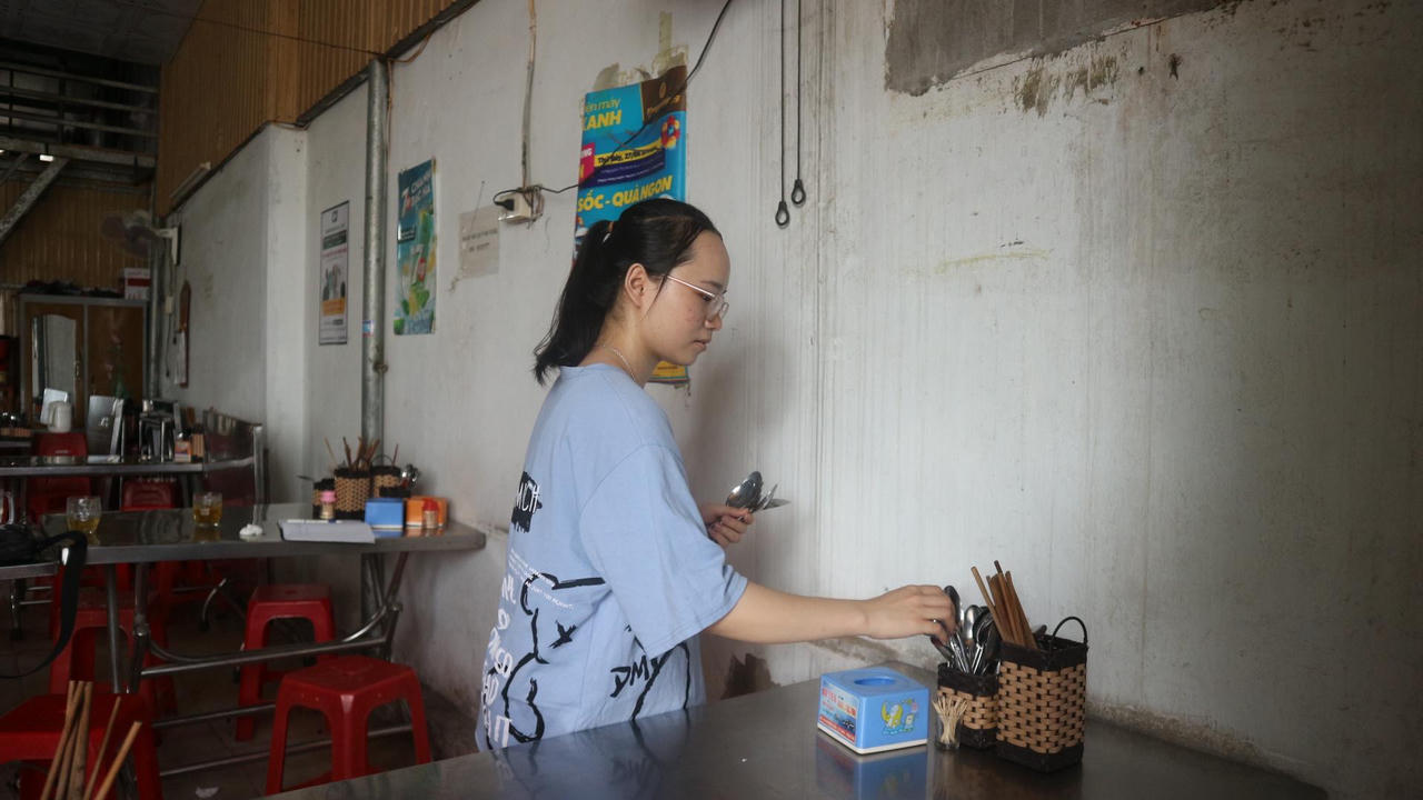 Nữ sinh nghèo xứ Nghệ viết kỳ tích học tập từ căn gác trọ