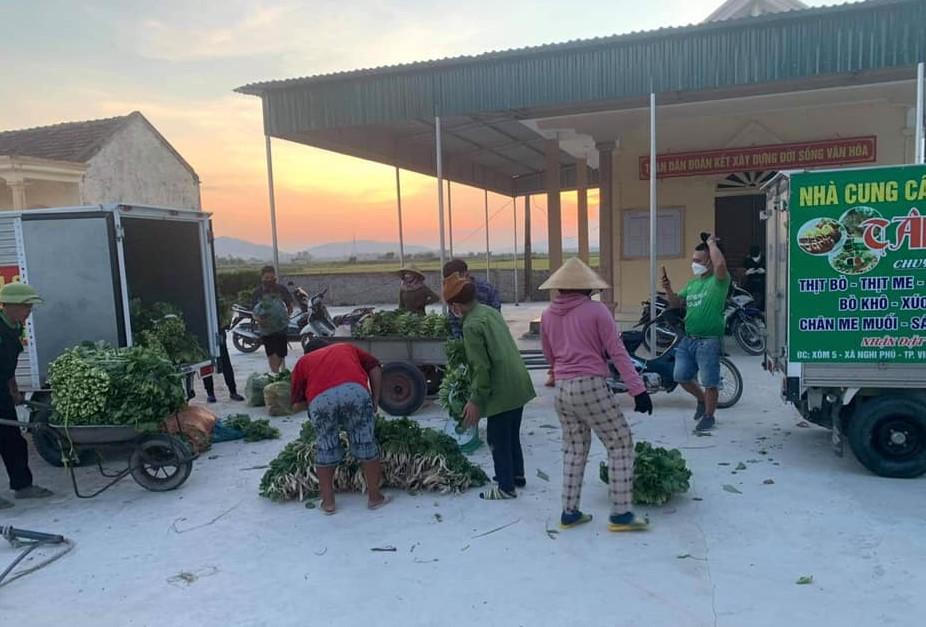 Người đàn ông miệt mài làm từ thiện giữa vùng dịch