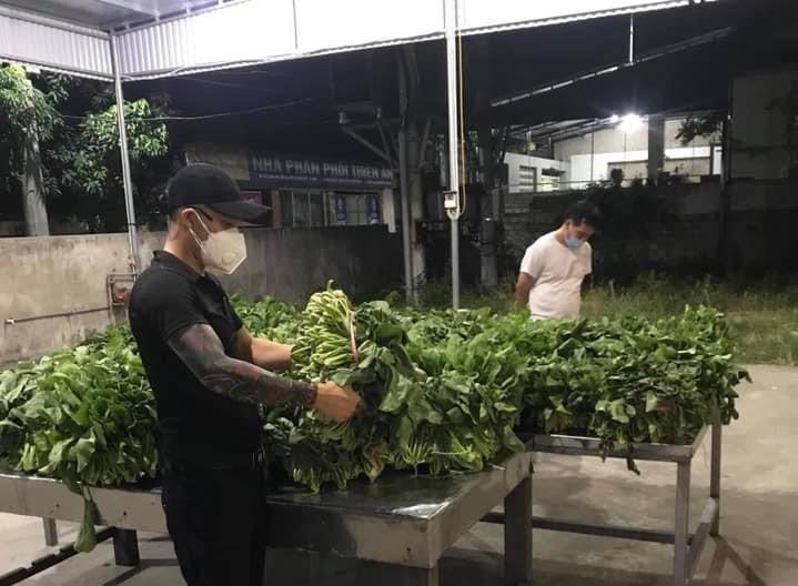 Người đàn ông miệt mài làm từ thiện giữa vùng dịch