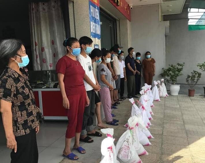 Người đàn ông miệt mài làm từ thiện giữa vùng dịch