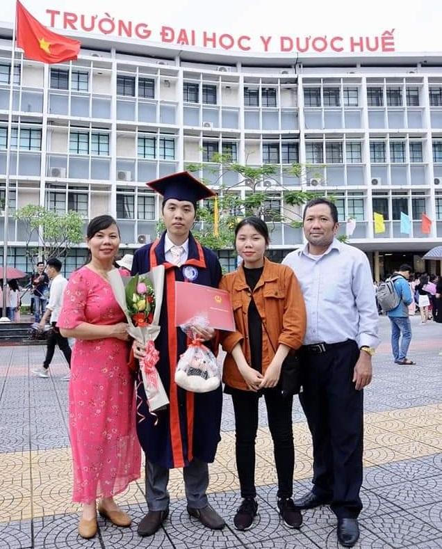 Mẹ và con trai cùng tình nguyện vào điểm nóng chống dịch