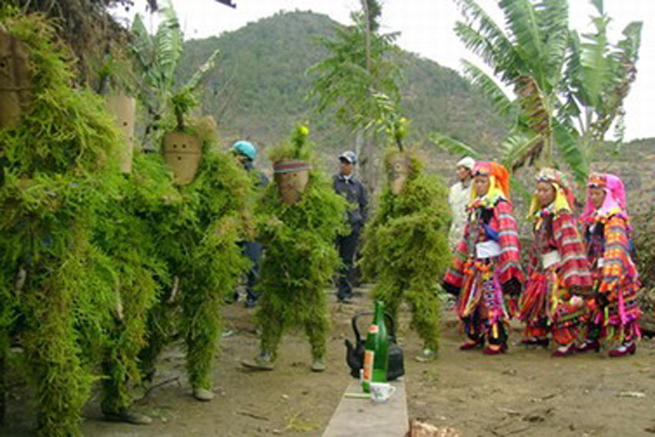 Đặc sắc nghi lễ “Ma Cỏ” rước tổ tiên về nhà thờ cúng của người Lô Lô