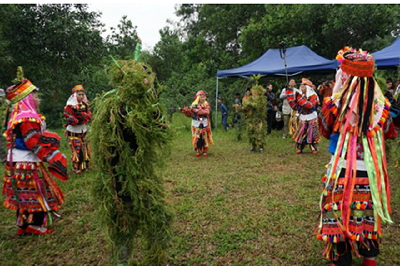 Đặc sắc nghi lễ “Ma Cỏ” rước tổ tiên về nhà thờ cúng của người Lô Lô