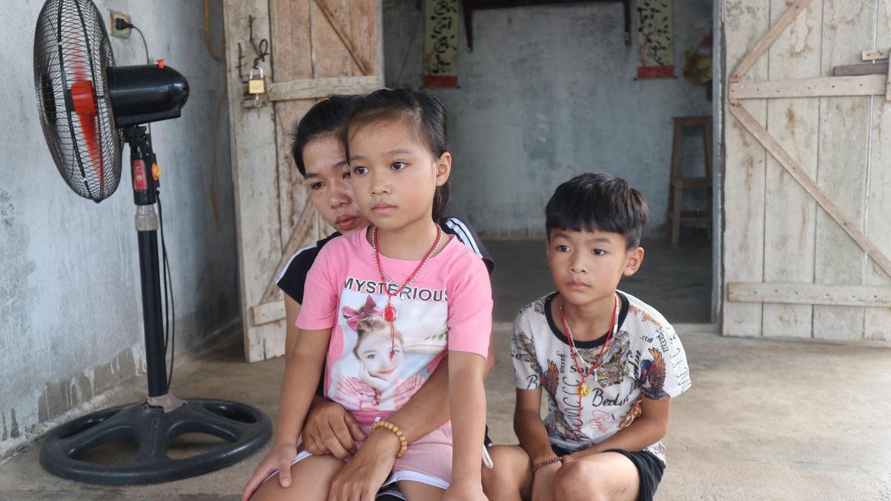 Nước mắt của góa phụ đau yếu có con bạo bệnh