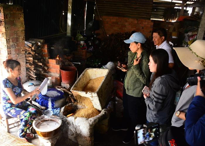 Hương vị quê nhà trong từng lớp bánh tráng phơi sương Trảng Bàng