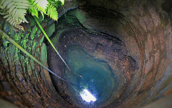 Ly kỳ giếng nước có hình bàn chân khổng lồ ở ngôi làng cổ