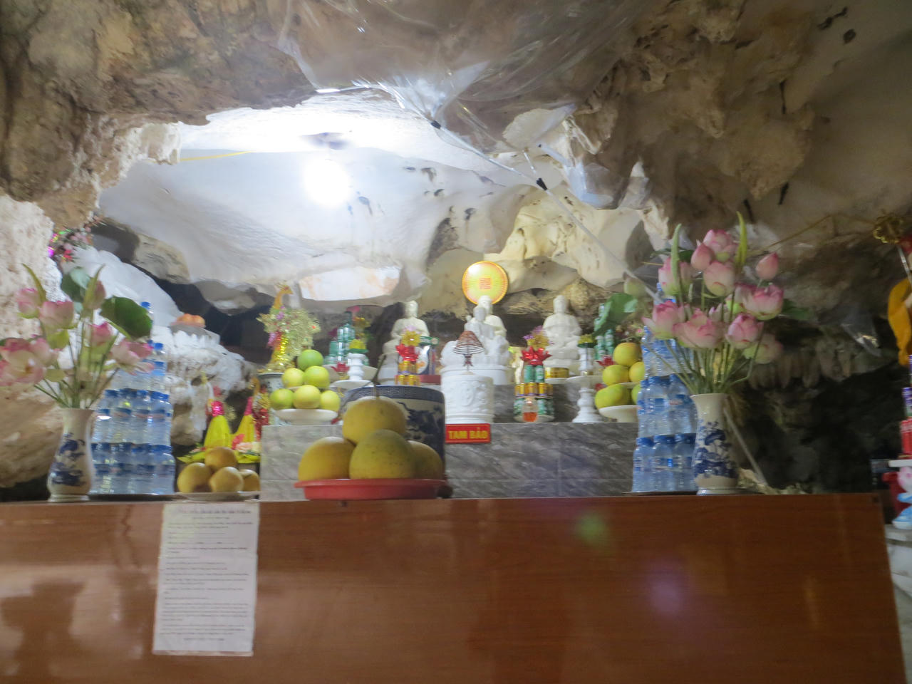 Huyền bí ngôi chùa cổ trong hang đá triệu năm