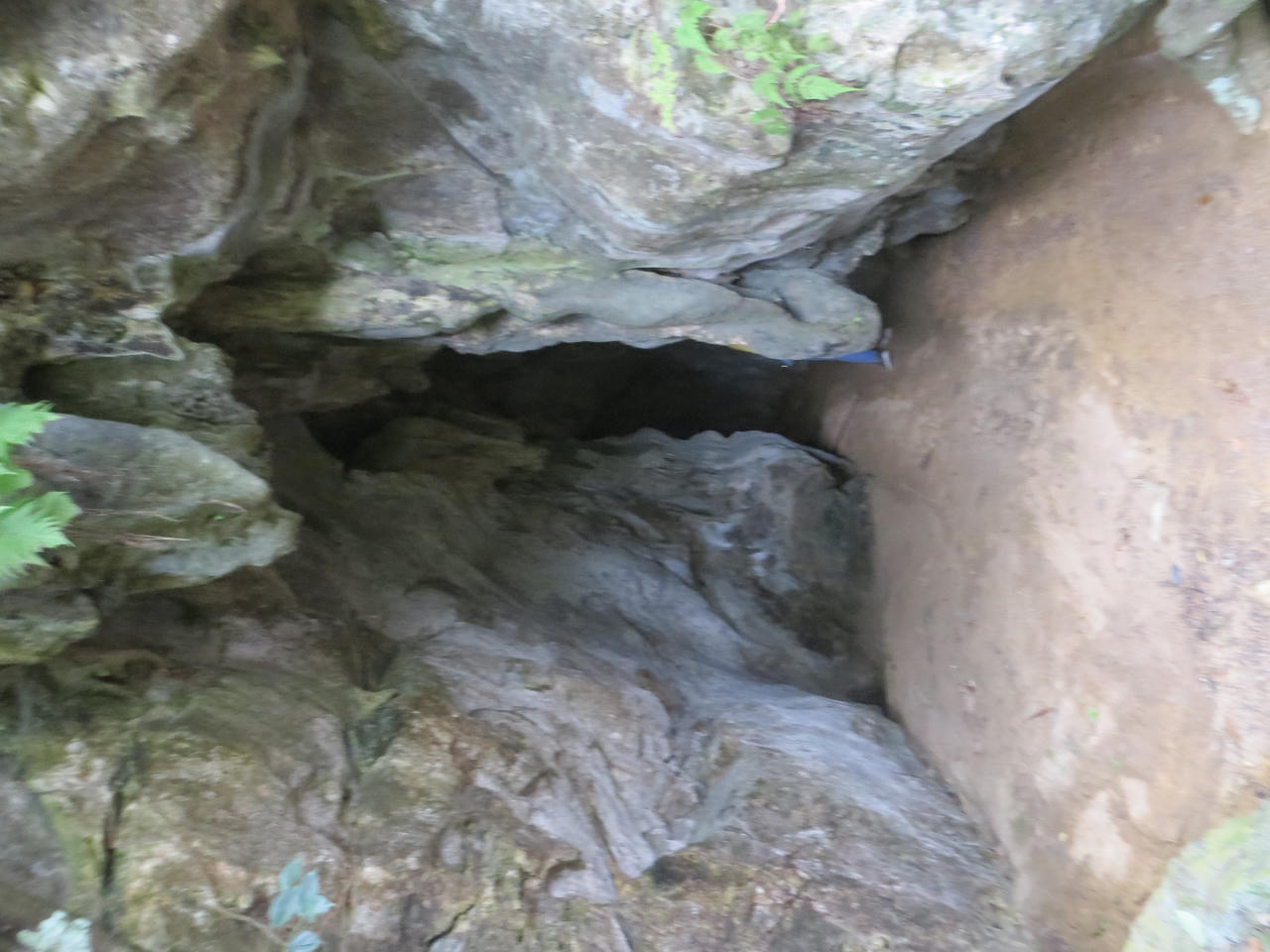 Huyền bí ngôi chùa cổ trong hang đá triệu năm