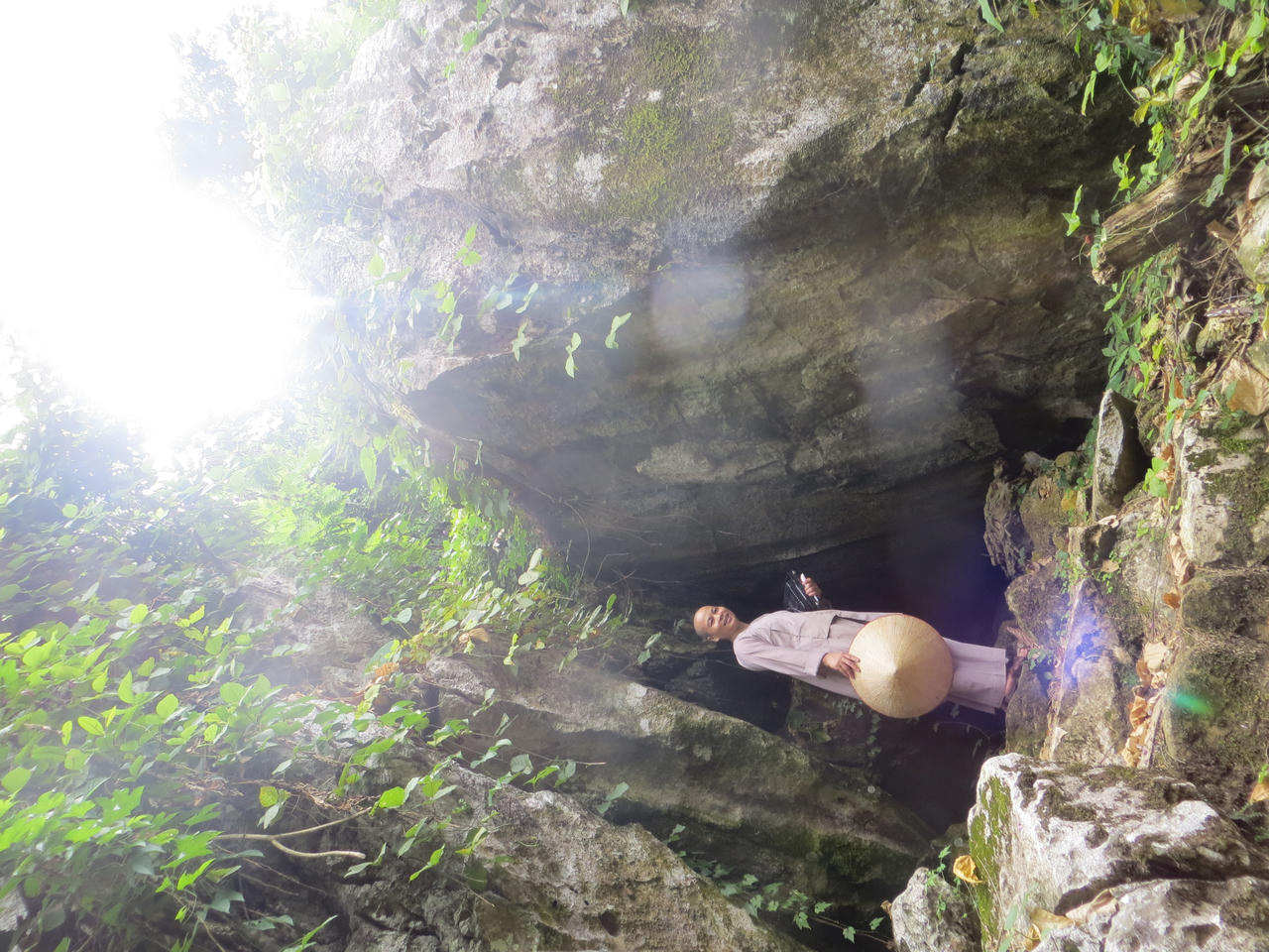 Huyền bí ngôi chùa cổ trong hang đá triệu năm