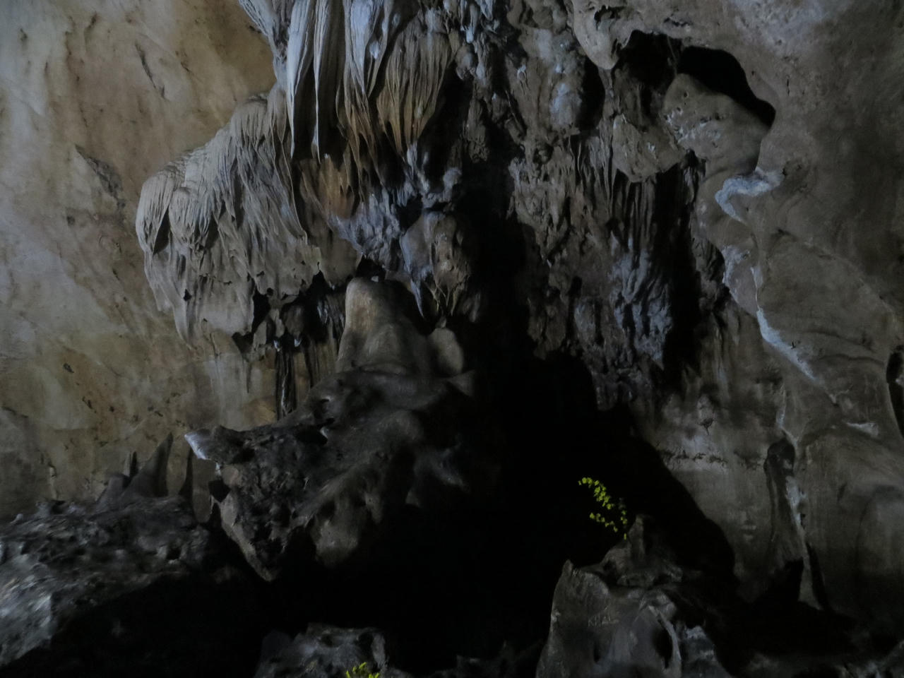 Huyền bí ngôi chùa cổ trong hang đá triệu năm