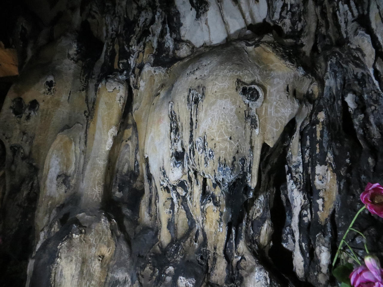 Huyền bí ngôi chùa cổ trong hang đá triệu năm