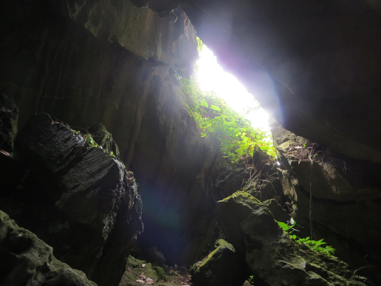 Huyền bí ngôi chùa cổ trong hang đá triệu năm