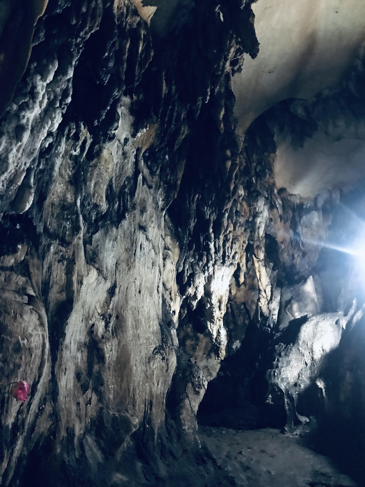 Huyền bí ngôi chùa cổ trong hang đá triệu năm