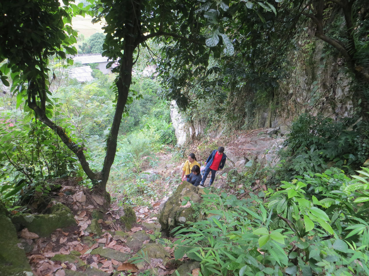 Huyền bí ngôi chùa cổ trong hang đá triệu năm