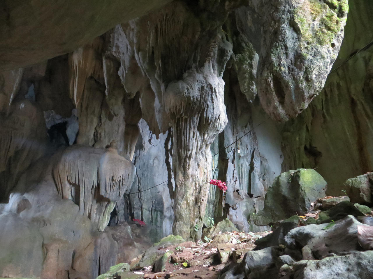 Huyền bí ngôi chùa cổ trong hang đá triệu năm