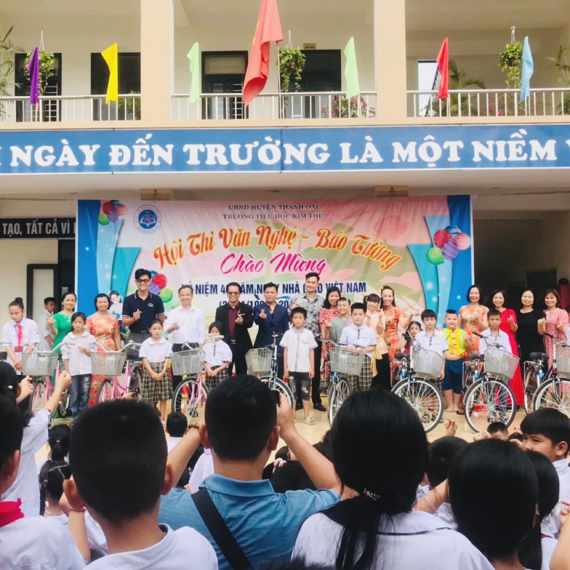 Cảm động những món quà thiết thực ekip Trạng Nhí dành tặng thầy cô nhân dịp 20/11