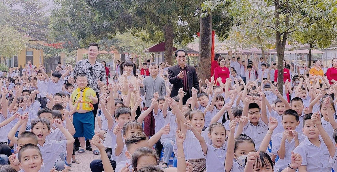 Cảm động những món quà thiết thực ekip Trạng Nhí dành tặng thầy cô nhân dịp 20/11