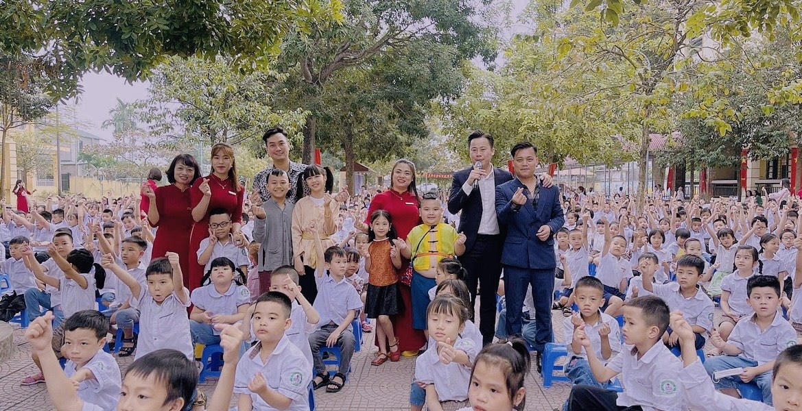 Cảm động những món quà thiết thực ekip Trạng Nhí dành tặng thầy cô nhân dịp 20/11