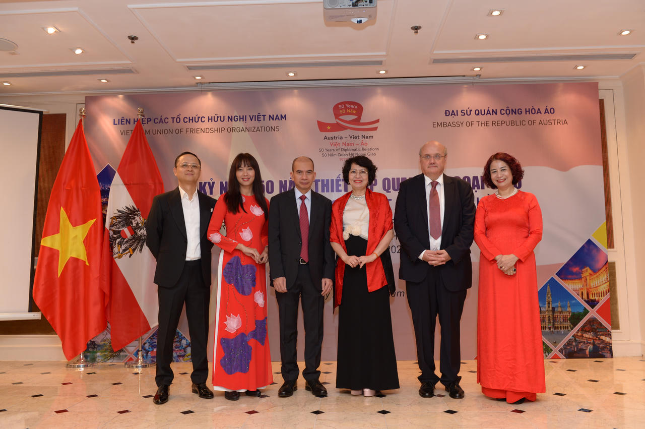 Người Việt Nam đầu tiên được Tổng thống Áo tặng thưởng Huân chương Vàng cống hiến