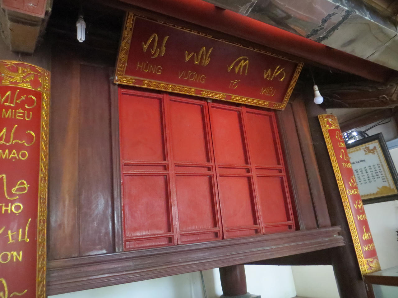 Ngôi miếu được dựng từ thời Hùng Vương trên đỉnh Cấm Sơn