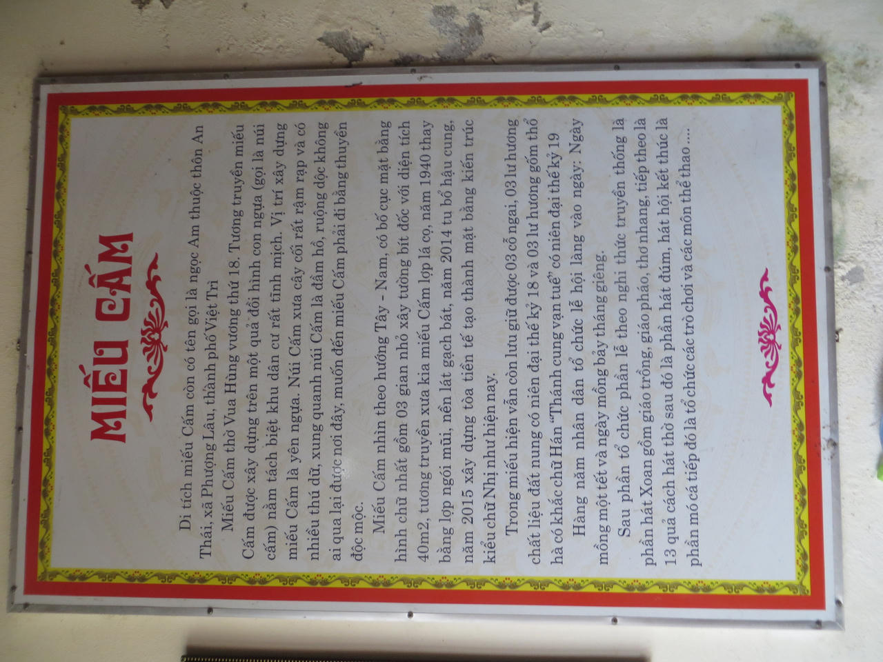 Ngôi miếu được dựng từ thời Hùng Vương trên đỉnh Cấm Sơn