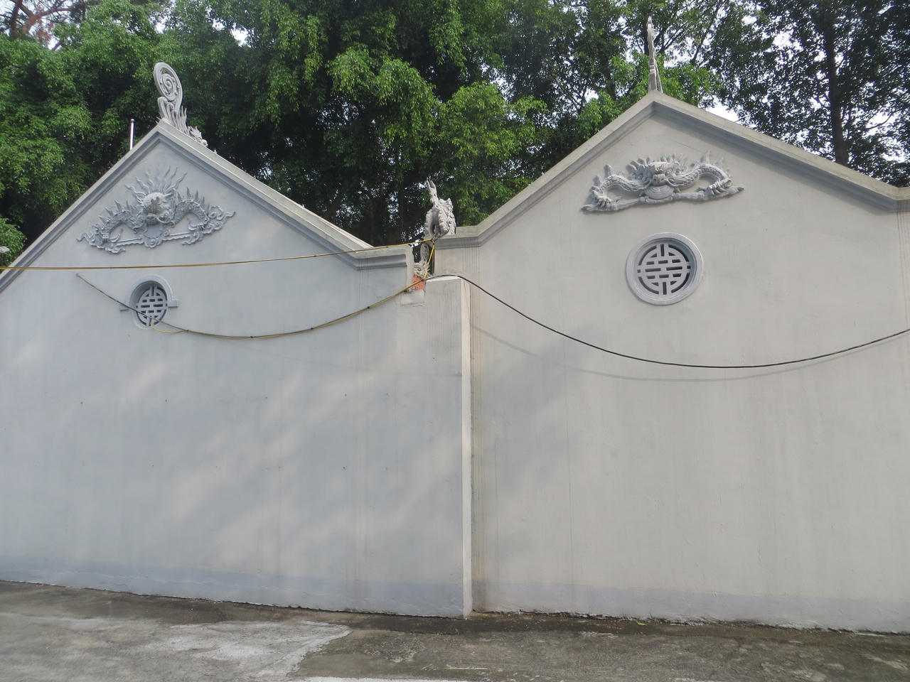 Ngôi miếu được dựng từ thời Hùng Vương trên đỉnh Cấm Sơn