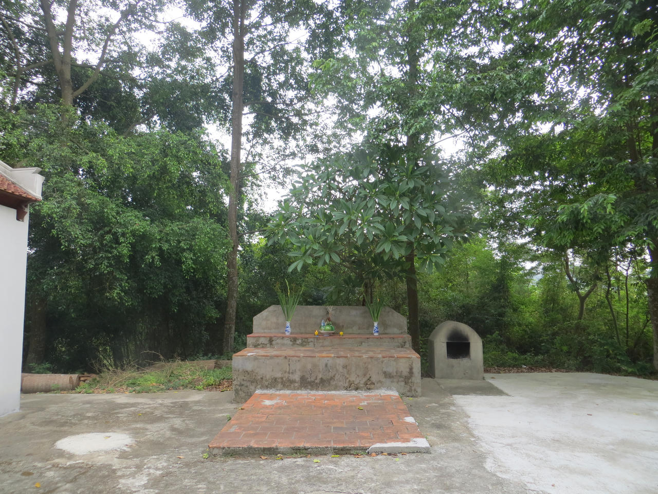 Ngôi miếu được dựng từ thời Hùng Vương trên đỉnh Cấm Sơn