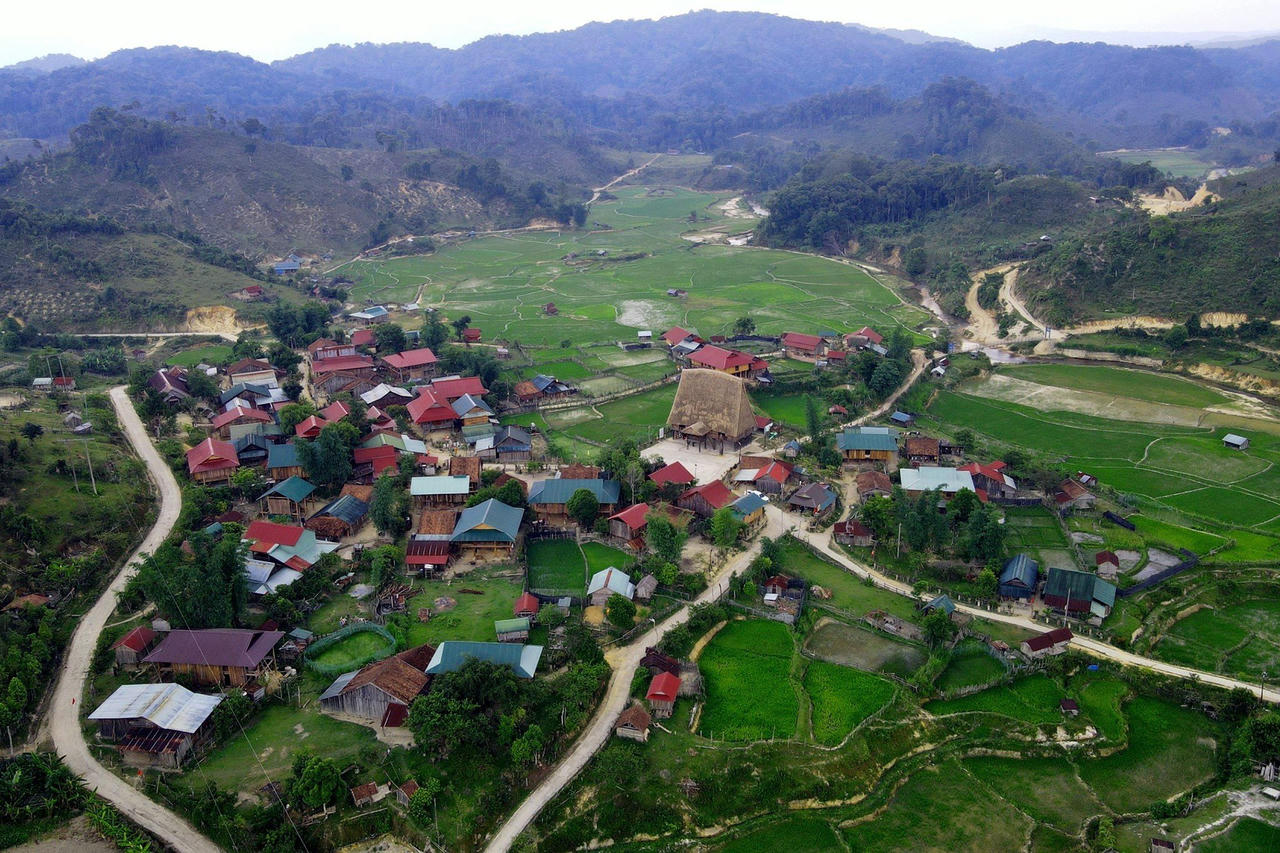 Làng cổ Vi Rơ Ngheo - 'Thiên đường hoa' bồng bềnh giữa biển sương